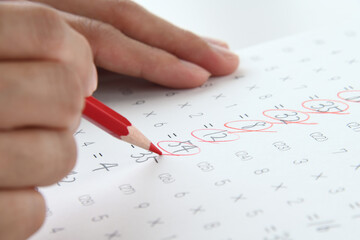 採点業務を行う教員の手元