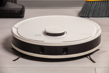 A set for cleaning with a robot vacuum cleaner, a battery vacuum cleaner and a brush. Choose the product to clean. Lifestyle.	