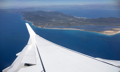 Flugzeug im Landeanflug auf Korfu - obrazy, fototapety, plakaty