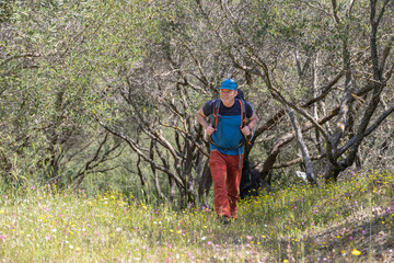 Wanderer unterwegs auf dem Korfu-Trail