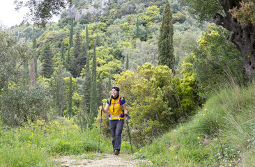 Wanderin unterwegs auf dem Korfu-Trail