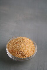 photo of dried garlic in a pile in a glass bowl