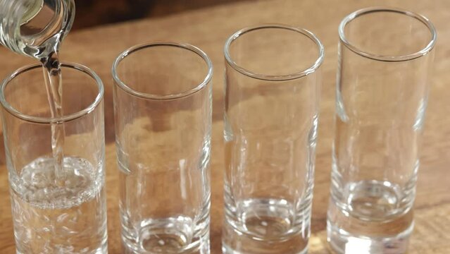 gros plan sur des verre &agrave; shooter rempli d'alcool 