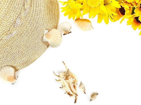 夏のイメージ背景　麦わら帽子　向日葵　貝殻