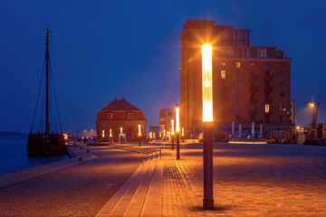 Promenade am Alten Hafen in der Hansestadt Wismar zur Blauen Stunde