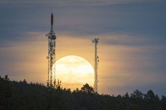 Antenas De Telecomunicaciones Con Luna, Paisaje. Fondos De Pantalla.