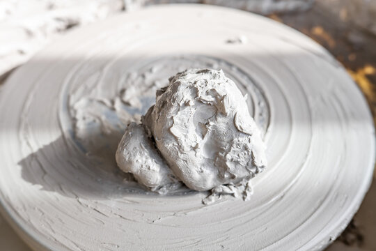 Kaolin clay on ceramic drawing machine