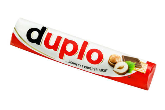 1 Duplo Schokoladenriegel von Ferrero auf weissem Hintergrund