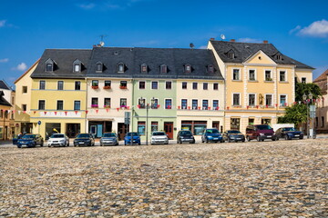 glauchau, deutschland - sanierte häuserzeile am marktplatz