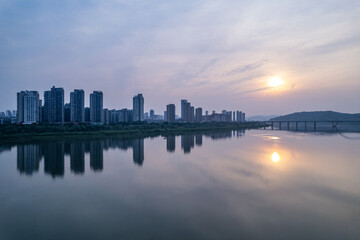 Fototapeta premium Dusk scenery of Xiangjiang River in Zhuzhou, China
