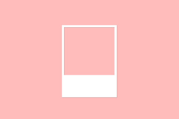 Marco retro de foto blanco sobre un fondo rosa pastel liso y aislado. Vista de frente y de cerca....