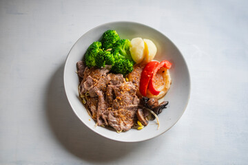 牛肉ステーキ風ワンプレート_白背景