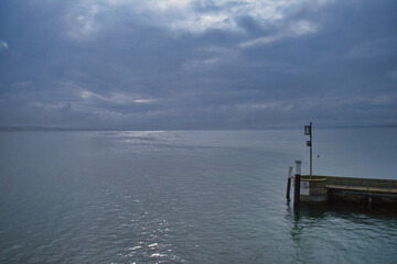 Dunkle Regenwolken über dem Bodensee
