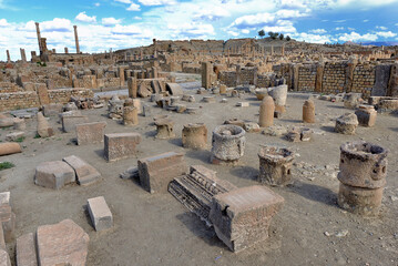 ANCIENT ROMAN RUINS IN THE TOWN OF TIMGAD IN ALGERIA