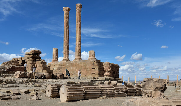 ANCIENT ROMAN RUINS IN THE TOWN OF TIMGAD IN ALGERIA