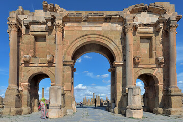 Obraz premium ANCIENT ROMAN RUINS IN THE TOWN OF TIMGAD IN ALGERIA