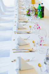 Stół, dekoracja weselna, zastawa stołowa,