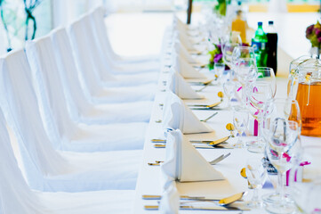 Stół, dekoracja weselna, zastawa stołowa,