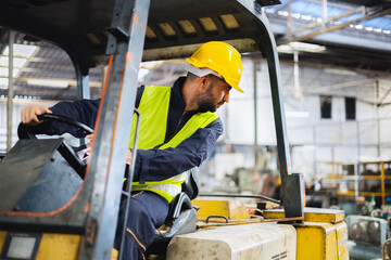 worker wearing helmet with driving forklift backwards in warehouse - obrazy, fototapety, plakaty