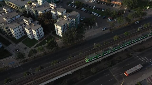 Metro de Lima pasando por la ciduad. Drone. 2.7k 60fps