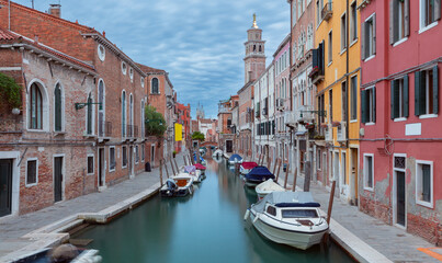 Fototapeta na wymiar Traditional Venetian houses along the canal at sunrise.