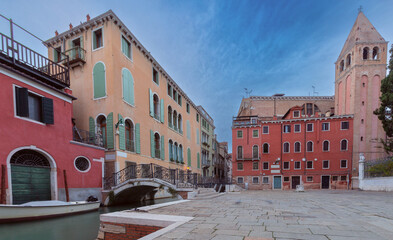 Fototapeta na wymiar Traditional Venetian houses along the canal at sunrise.