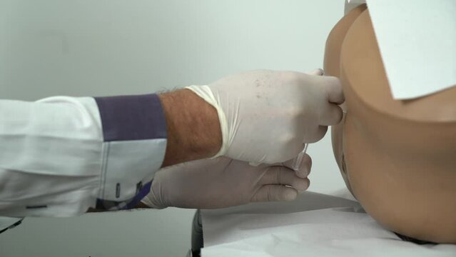 Colocaci&oacute;n del esp&eacute;culo vaginal para realizaci&oacute;n de prueba para la detecci&oacute;n del Virus del Papiloma Humano. 