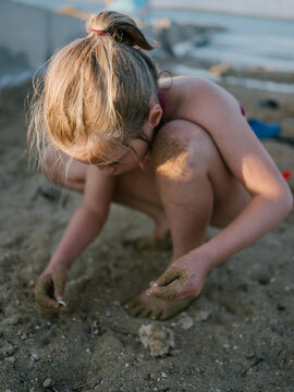 Child searching for the seashells
