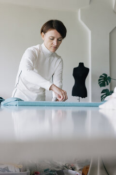 Attire seamstress task textile trace entrepreneurship sewing atelier