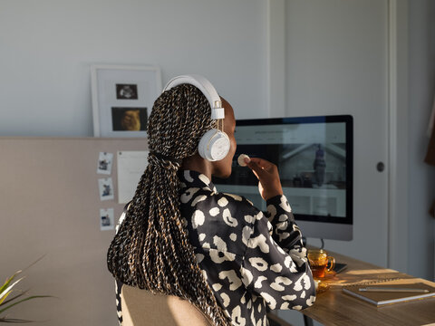 Black businesswoman having lunch at workplace