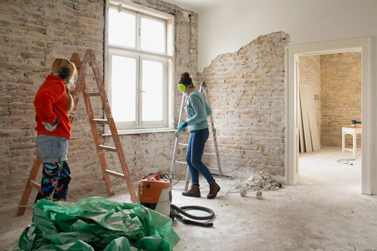 Handy girlfriends are renovating their apartment