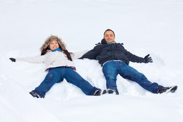 Obraz premium Young couple playing outdoors in the snow.