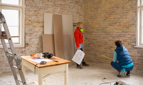 Women are using the laser measuring tool