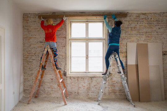 Handy girlfriends are renovating their apartment