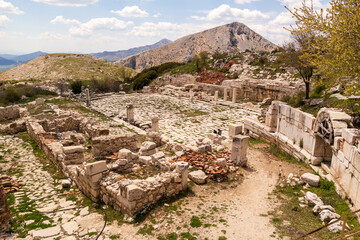 Fototapeta na wymiar Sagalassos ancient city in Burdur city, Most of the buildings of this city, which was the capital of Pisidia in ancient Greece, have survived, at least partially.