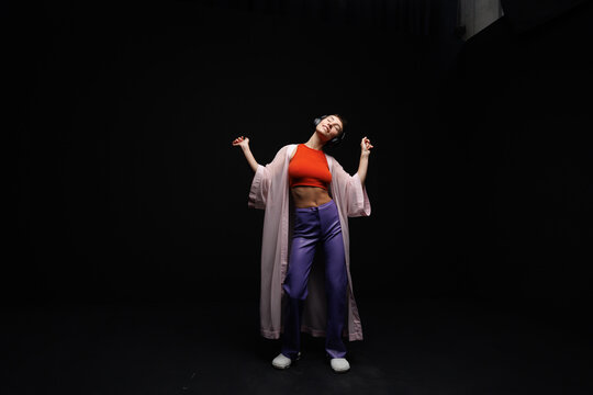 headphones model isolated studio dance trendy