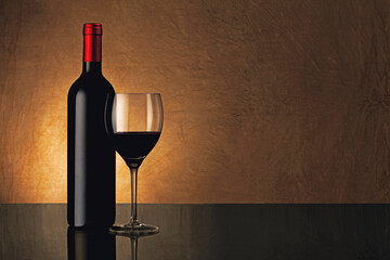 Vinho tinto e taça na Mesa