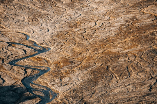 Abstract Pattern of Glacial River Flow in Sandy Mountains 