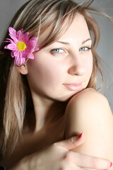 Obraz na płótnie Canvas Beautiful young woman with flower