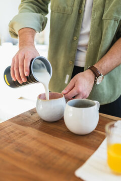 Man pouring mik