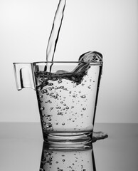 
Pour water into the glass with lots of bubbles