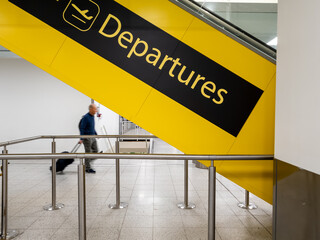 A sign directing passengers to flight departures in a airport terminal. - obrazy, fototapety, plakaty