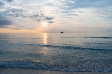 Obraz premium morning sky in summer vacation skyscape with ship on horizon