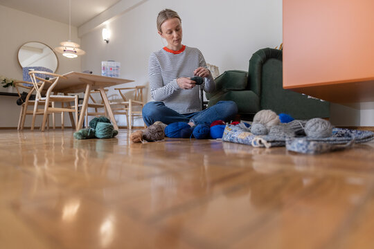 At home, organize a creative project.