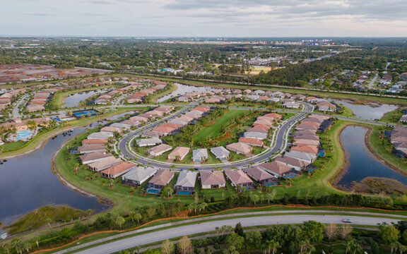 Homes and lakes in Florida