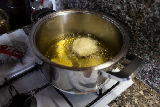 frying krapfen