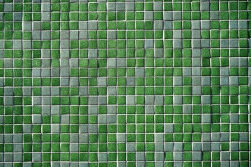 Alte grün-weiße Mosaiksteinwand 