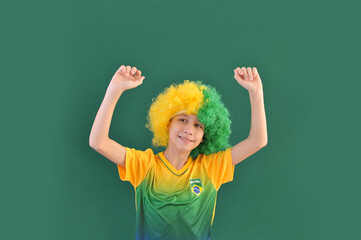 garoto do brasil comemorando gol no futebol  - obrazy, fototapety, plakaty