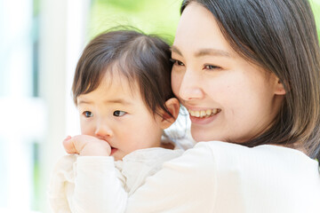 赤ちゃんを抱きしめるお母さん