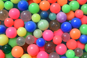 カラフルなスーパーボール